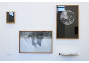 Ivan Grilo, Da-mi um barco, 2024 Engraving on glass, iron shelf, engraving on plexiglass 105 x 130 x 20 cm (Ambiental dimensions)