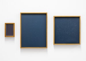 Ivan Grilo, Piquenas cartas de ceù, 2023, Incisione su vetro, carta carbone, 41 x 88 x 4cm